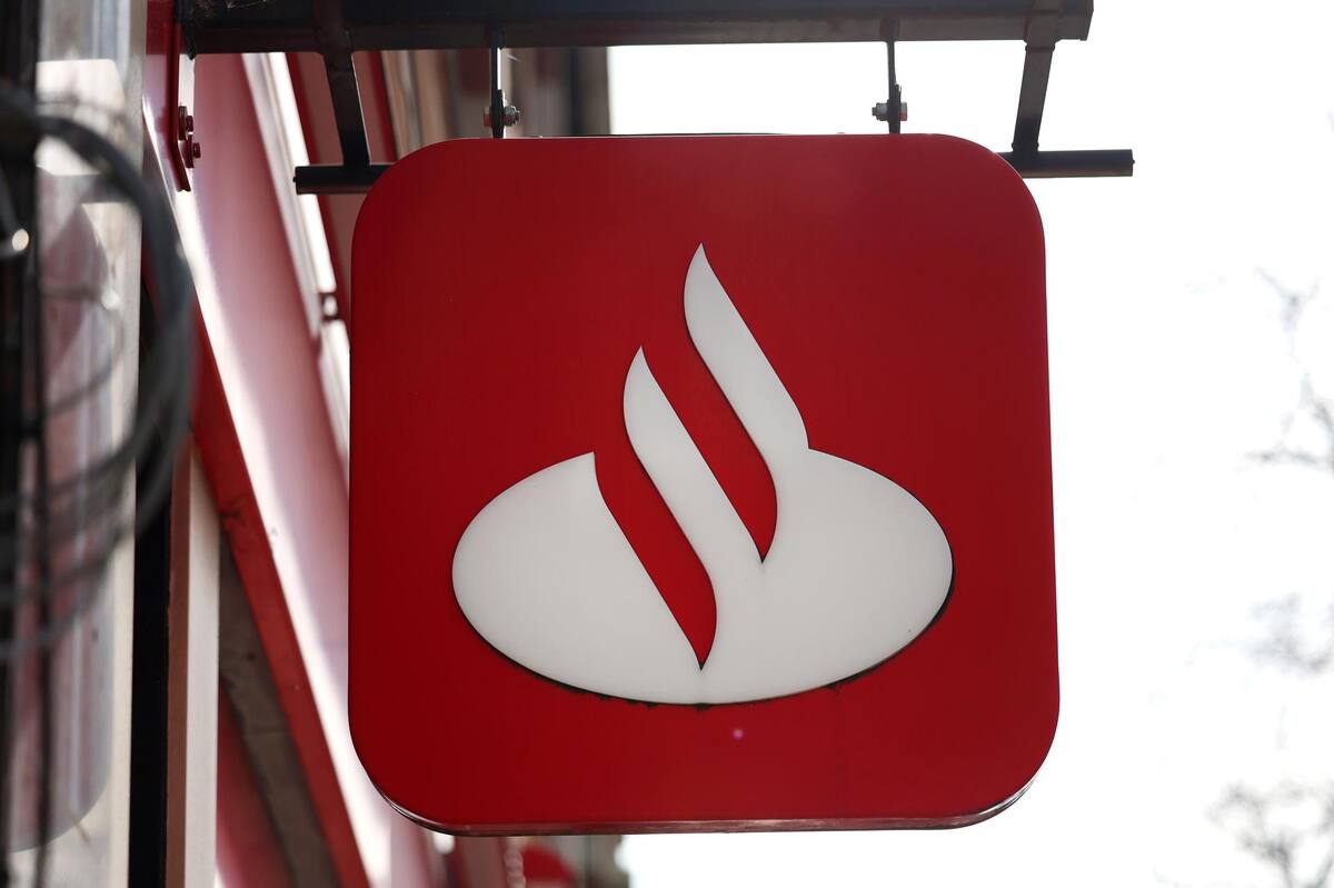 Ilustrativa de archivo del logo de Santander. | Crédito: EFE/EPA/ANDY RAIN