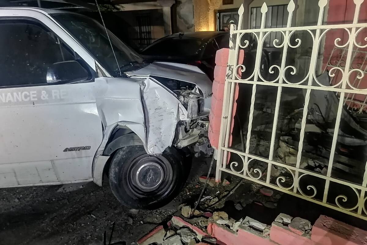 Automovilista de arriba poste y choca contra dos domicilios en la Cuauhtémoc