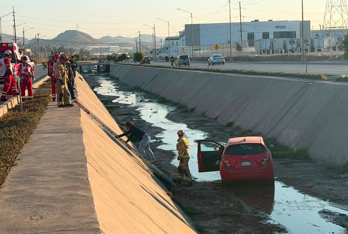 Elementos de Bomberos utilizaron escaleras para rescatar a la conductora, quien posteriormente fue trasladada a un hospital para recibir atención médica. Foto: Border Zoom.
