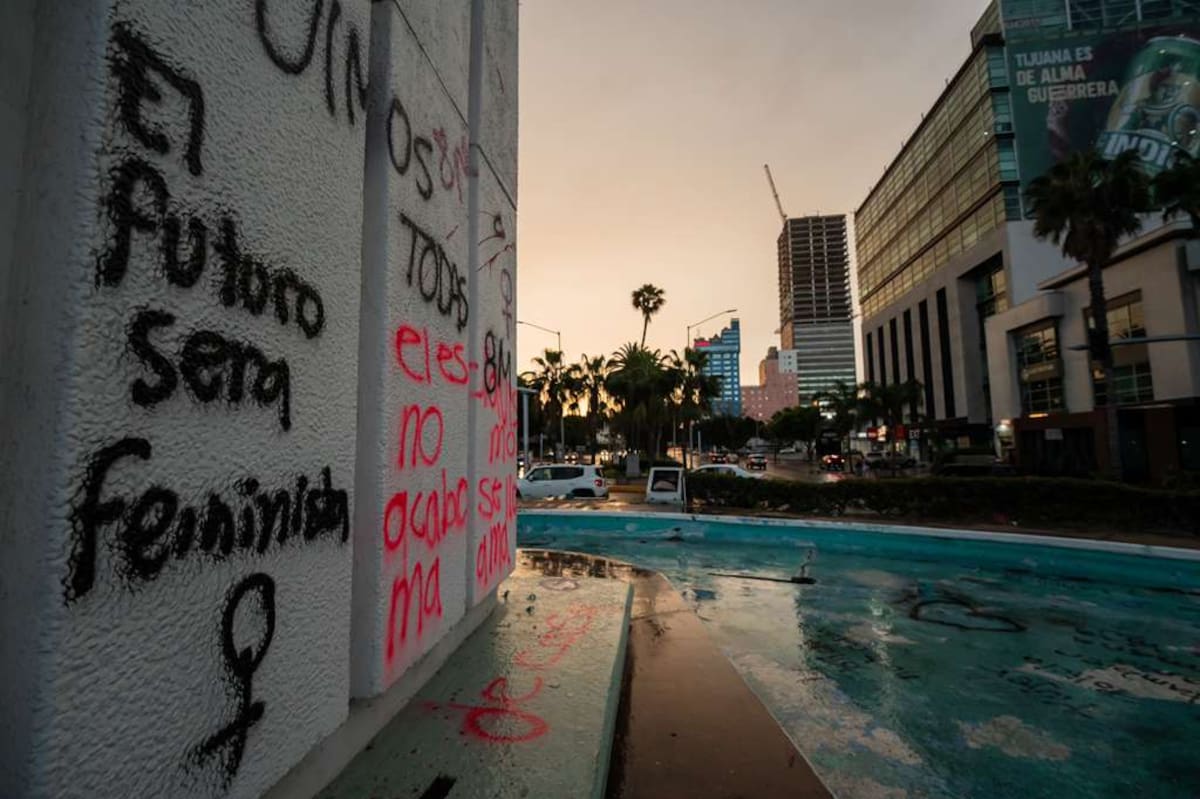 Monumentos, estaciones del SITT y áreas del Palacio Municipal presentaron grafitis y pancartas después de las manifestaciones. Foto. Lorena Salinas