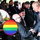 El rey Carlos III inaugura monumento en honor al personal militar LGBT en Reino Unido