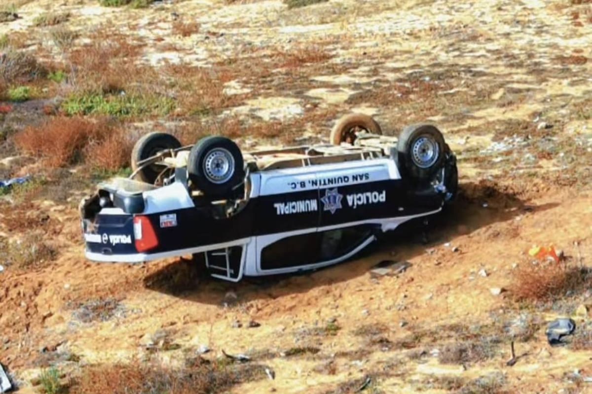 Dos policías de San Quintín resultan lesionados en volcadura