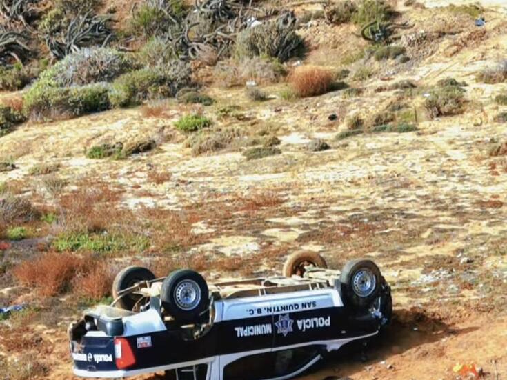 Dos policías de San Quintín resultan lesionados en volcadura