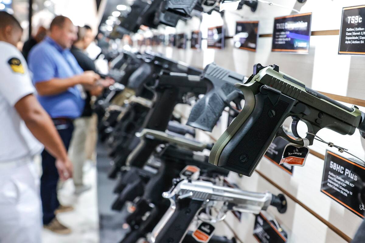 AME4435. RÍO DE JANEIRO (BRASIL), 01/04/2025.- Fotografía del estand de la empresa de armas brasileña Tauru durante el primer día de la feria LAAD 2025, la más importante del país en la industria militar de América Latina este martes, en Río de Janeiro (Brasil). EFE/ André Coelho