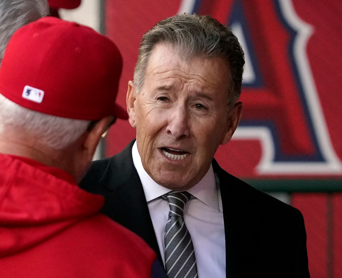 Arte Moreno visitando el dugout de los Angels. (AP Foto/Mark J. Terrill, Archivo)