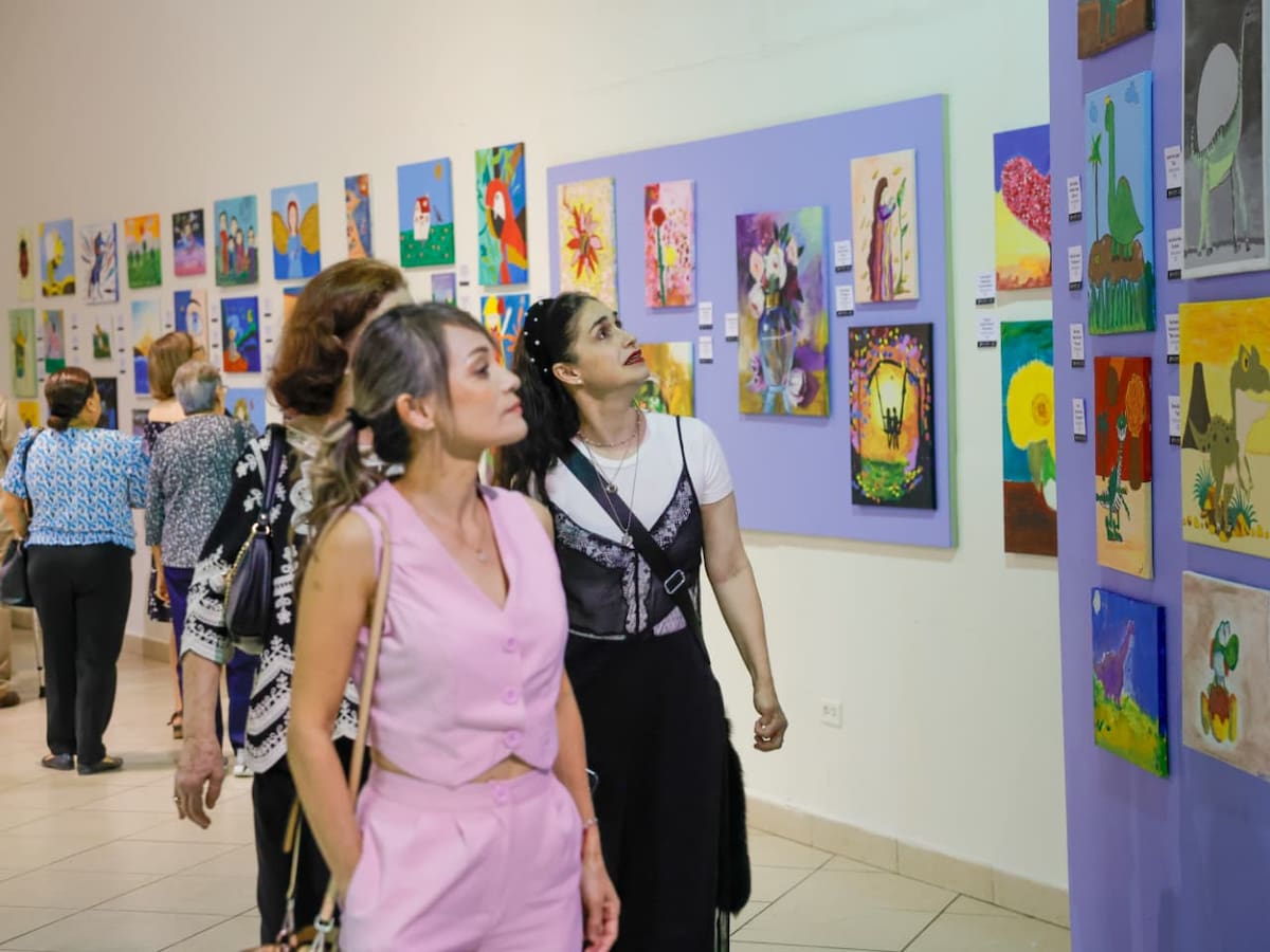 La exposición reúne piezas realizadas por alumnos de pintura, dibujo, fotografía, cerámica, mosaico y técnicas mixtas; permanecerá abierta al público hasta el 30 de agosto. Foto: Juan J. Morales