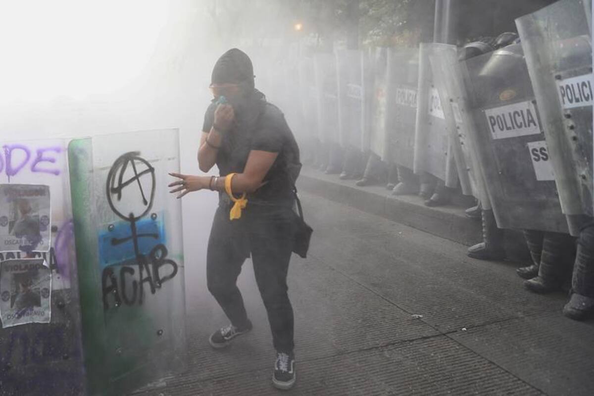 Lanzan bomba molotov contra mujeres policía en marcha pro aborto