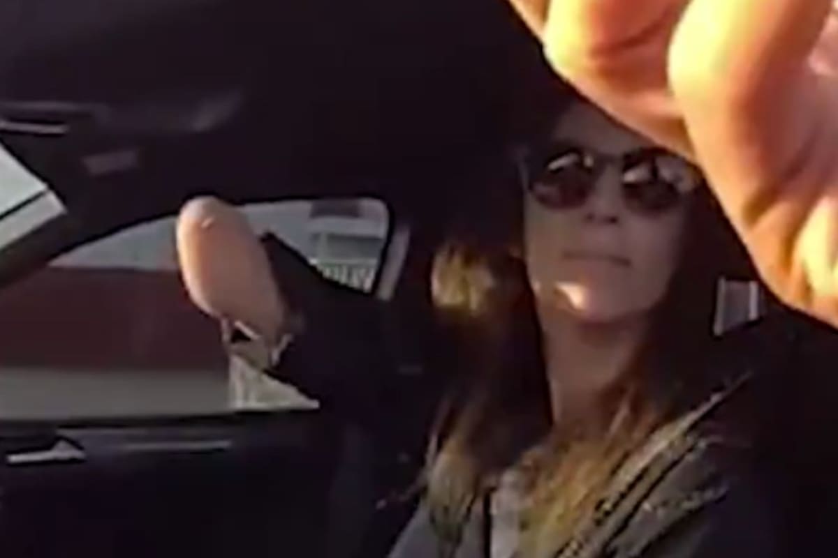 Policía multa a mujer por ir ‘’texteando’' con la mano que le falta, así reaccionó cuando se dio cuenta