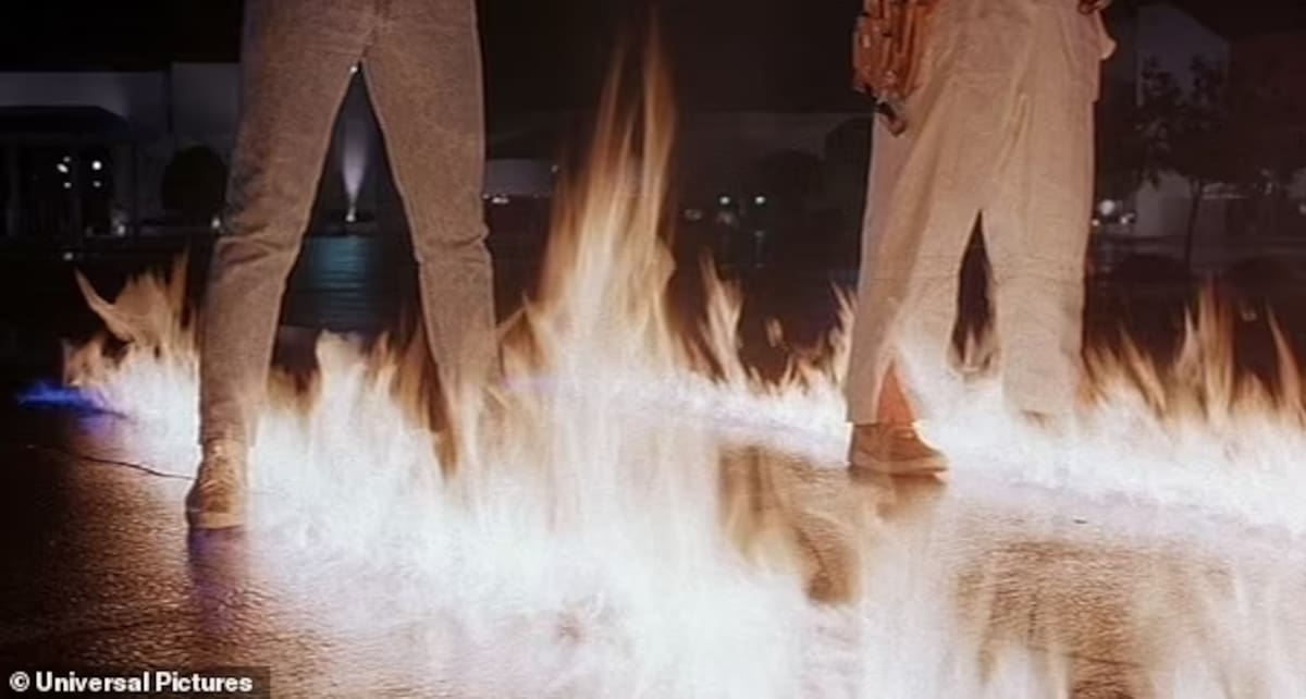 Fuego inicial: Cuando el DeLorean viaja al futuro, deja un rastro de fuego que pasa a través de las piernas de los personajes. / Foto: Universal Pictures