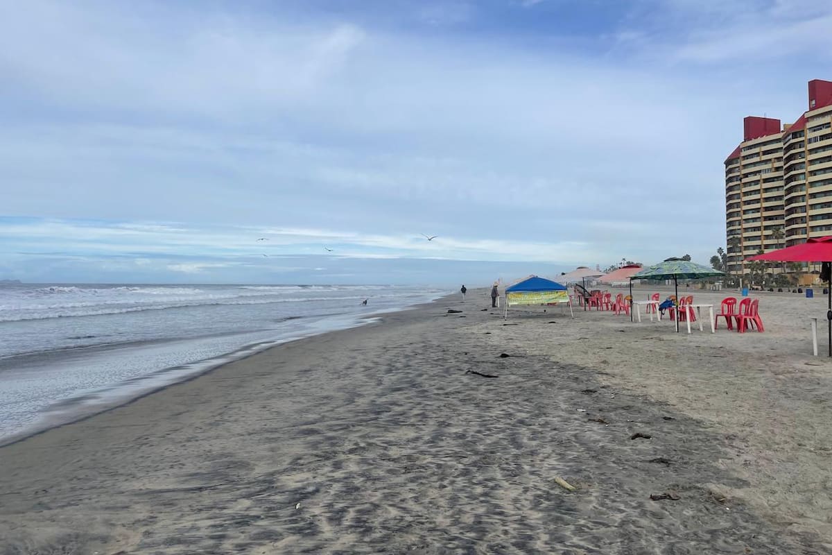 Basura persiste en la playa centro de Rosarito pese a baja afluencia