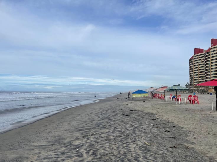 Basura persiste en la playa centro de Rosarito pese a baja afluencia