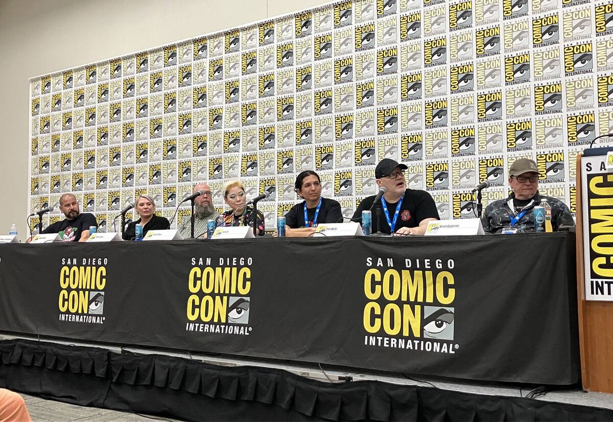 (De izquierda a derecha) Mateus Santolouco, Joëlle Jones, Jason Aaron, Sarah Myer, Fero Pe, Tom Waltz y Kevin Eastman.