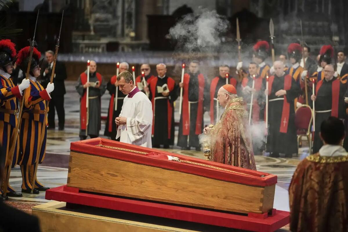 El cuerpo del papa Francisco fue trasladado este miércoles a la Basílica de San Pedro, donde se llevarán a cabo tres días de velatorio público antes de su funeral. Foto: AP