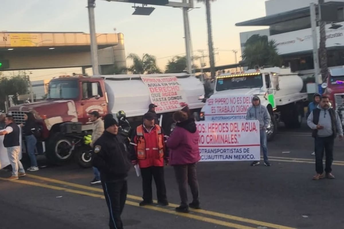 Piperos bloquean avenidas y autopistas del Edomex en protesta por cierre de pozos de agua