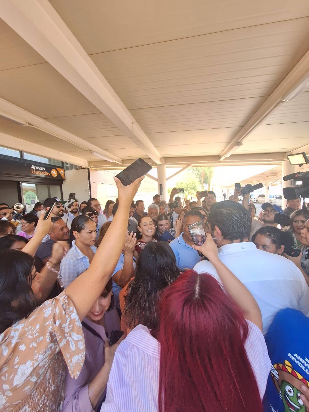 Fue alrededor de las 12:00 horas cuando arribó a Mexicali Sheinbaum Pardo. Foto: Juan José Solano