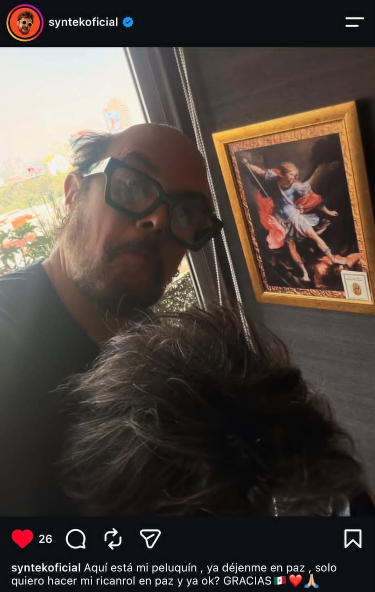 La imagen de Aleks Syntek sin su peluquín que habría borrado rápidamente de sus redes sociales tras haberlas publicado. | Captura de pantalla Instagram