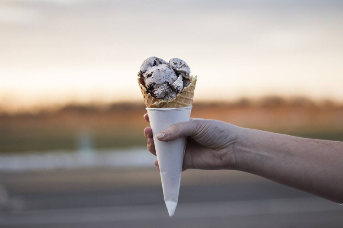 Joven roba un helado de las manos de su dueño y el "delito" es transmitido