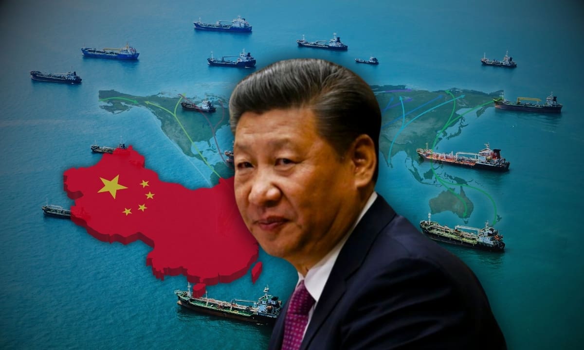 Los datos del sistema AIS y las imágenes desde el espacio revelaron algo inusual: hasta 2 mil barcos pesqueros chinos alineados cerca de la línea media del mar de China Oriental.