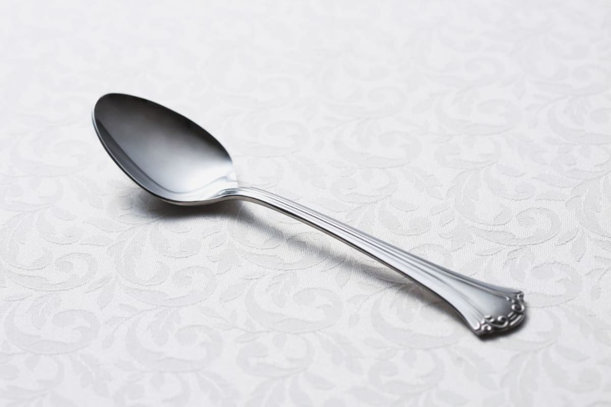 Antes de tirar cucharas viejas de metal, conoce 3 formas prácticas y económicas de reutilizarlas en casa que reducen desperdicios y convierten objetos en decoración funcional