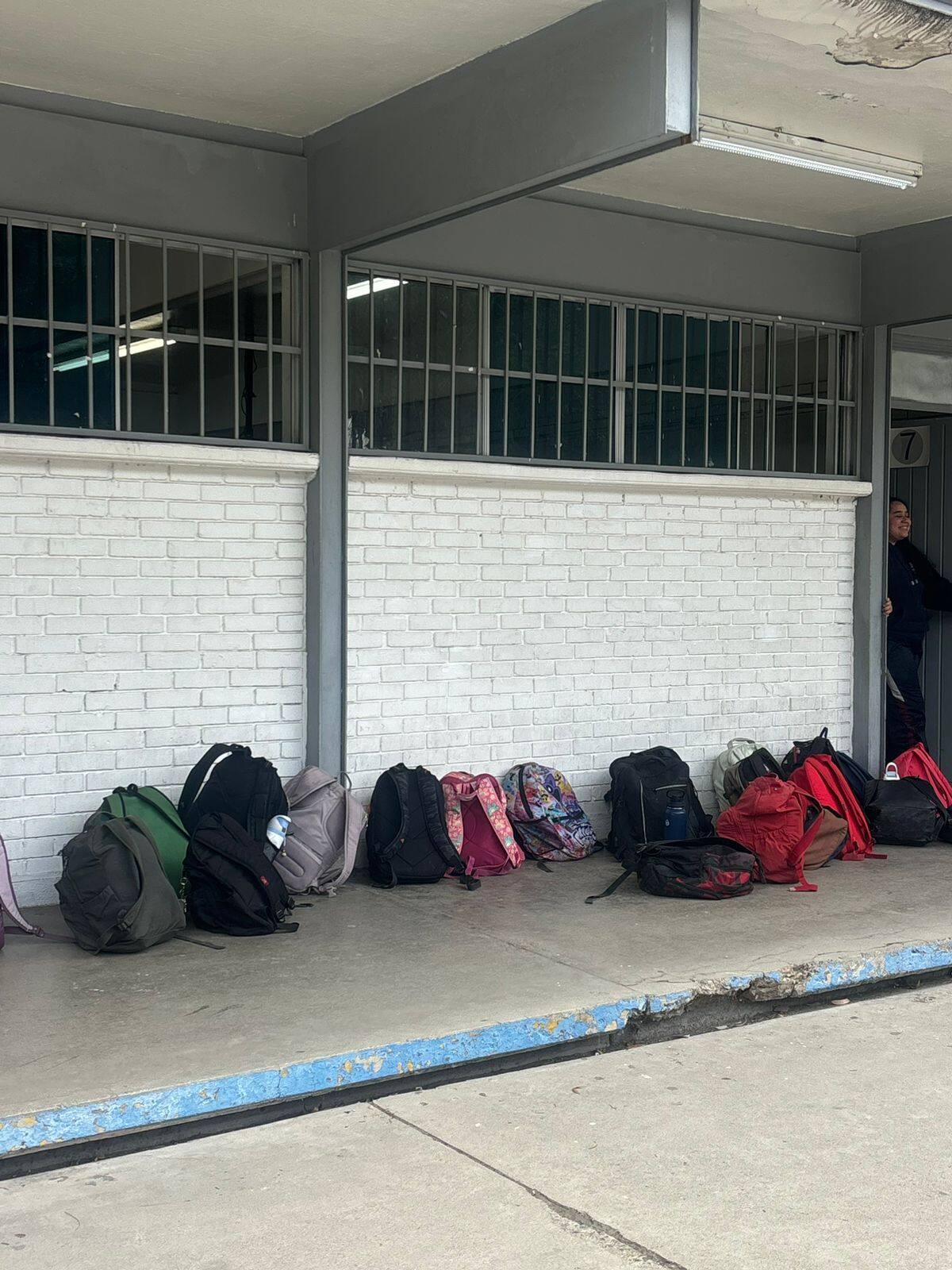 La Técnica Número 1 retiró celulares a estudiantes durante el primer día de la medida, aplicada para evitar grabaciones, burlas y casos de acoso escolar. Foto: Lorena Salinas