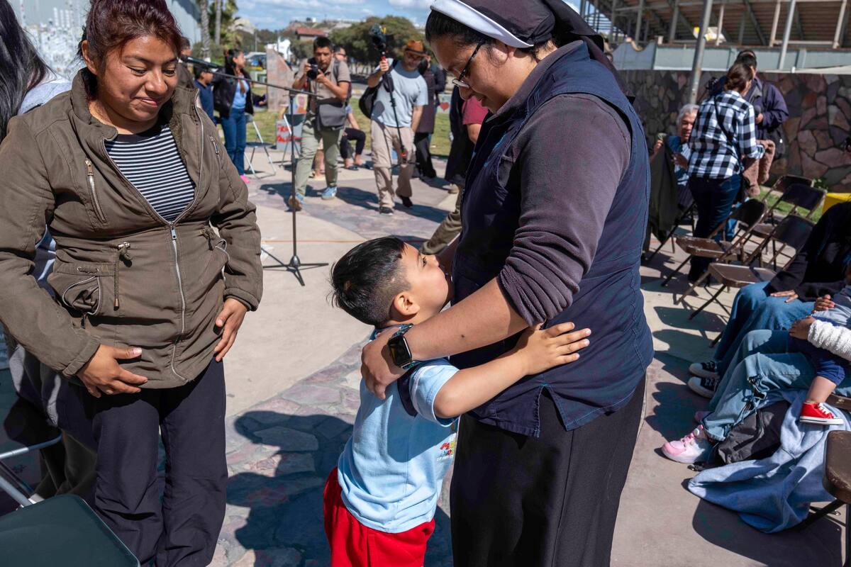 Tocar el muro fronterizo de Estados Unidos, primera batallada ganada de la migrante Flor