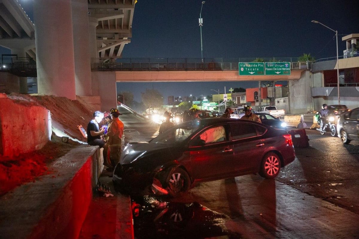 Conductor choca contra muro del viaducto elevado en la Vía Internacional