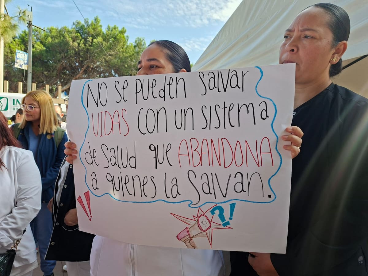 Personal del Hospital General de Tijuana y familiares de pacientes se manifestaron para exigir al IMSS-Bienestar el abasto de medicamentos e insumos médicos, ante las carencias que afectan la atención hospitalaria. Foto: Khennia Reyes