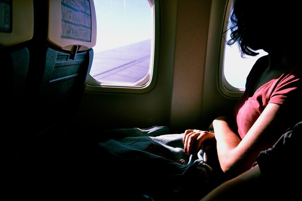 Desconocía joven que estaba embarazada y dio a luz en pleno vuelo