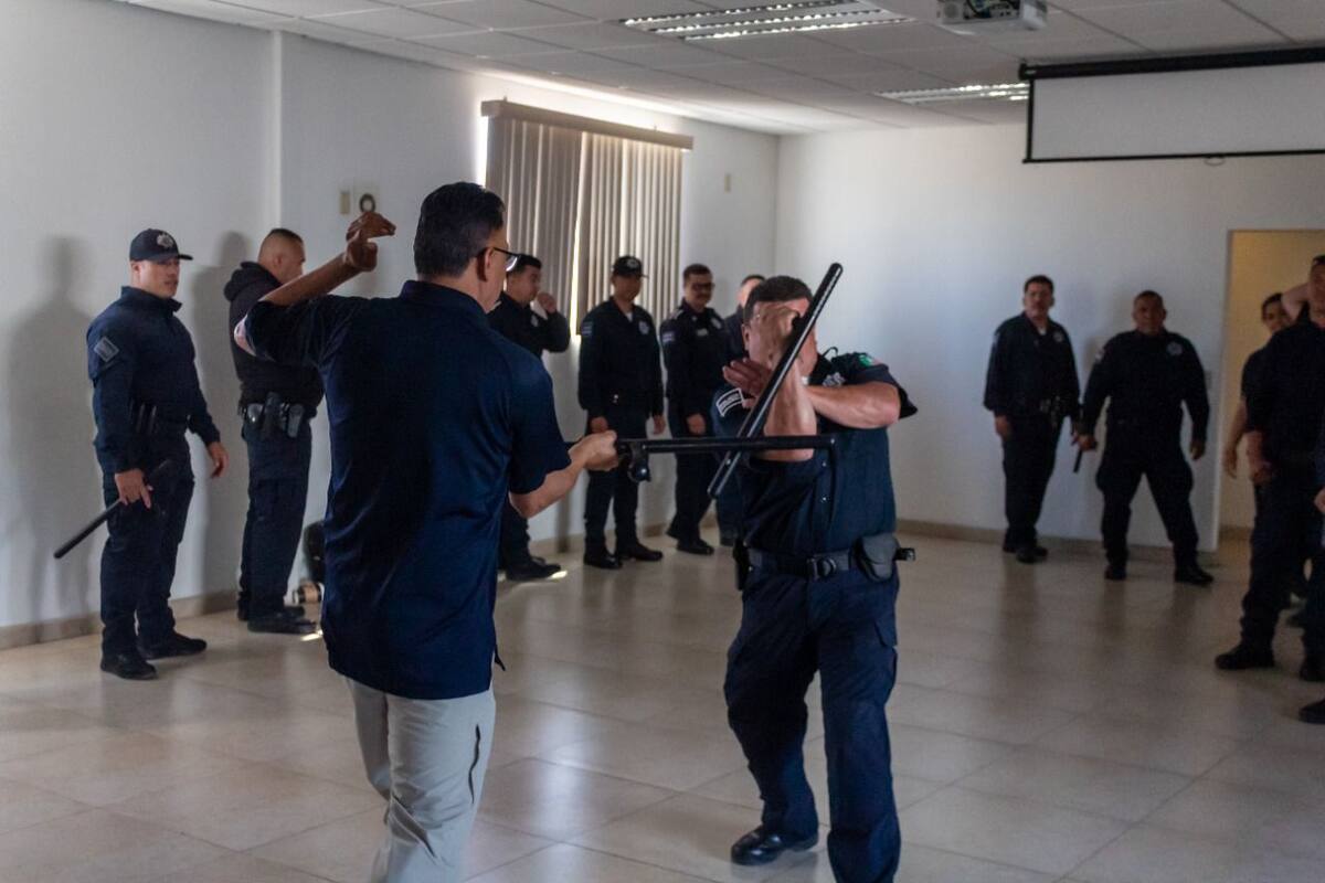 Capacitan a oficiales para el manejo del bastón policial