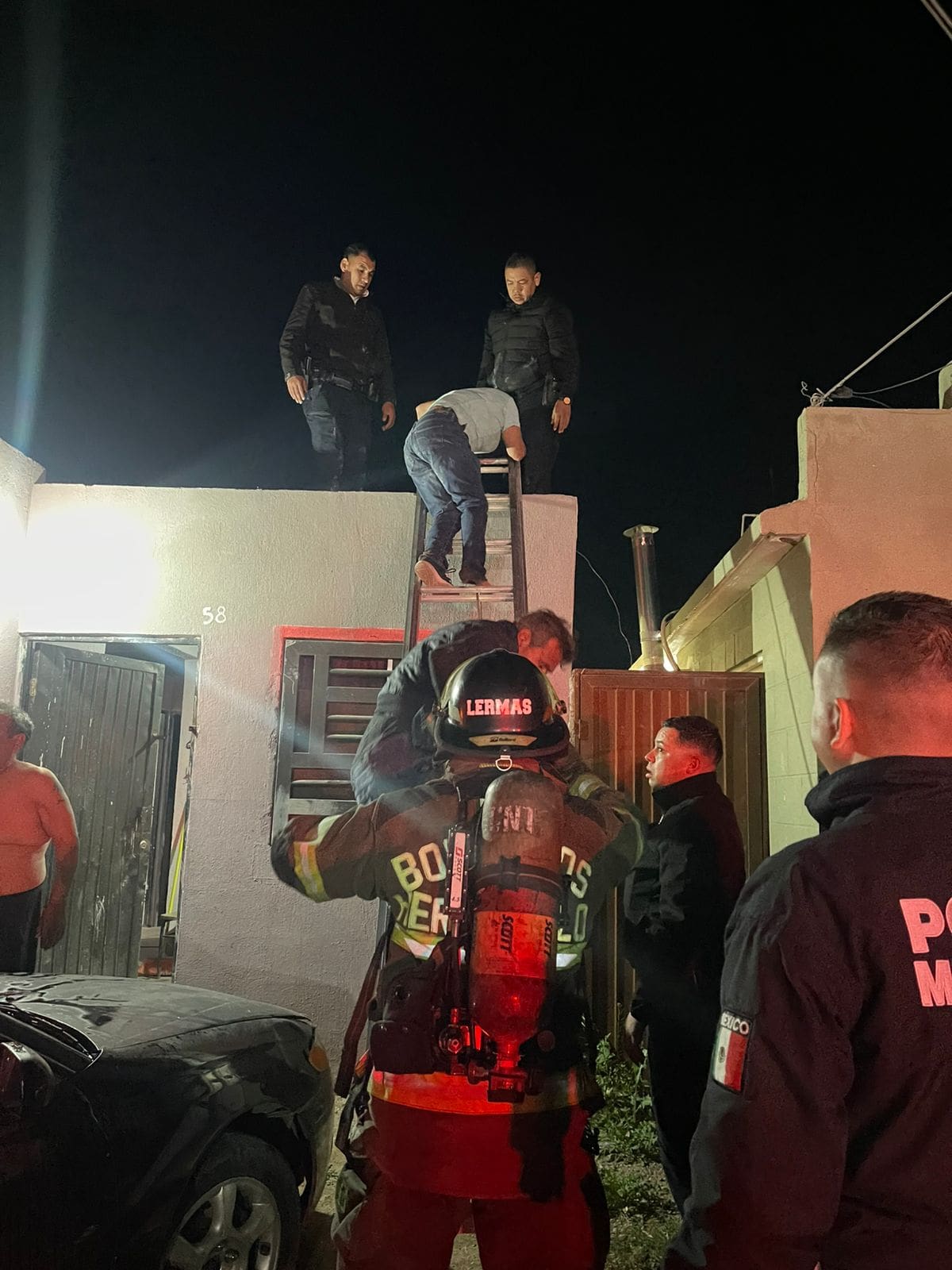 Pareja queda atrapada en vivienda en llamas y es rescatada por policías. | Foto: Especial GH