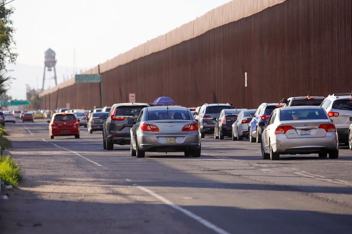 Adulta mayor sufre posible infarto mientras hacía fila para cruzar a Calexico