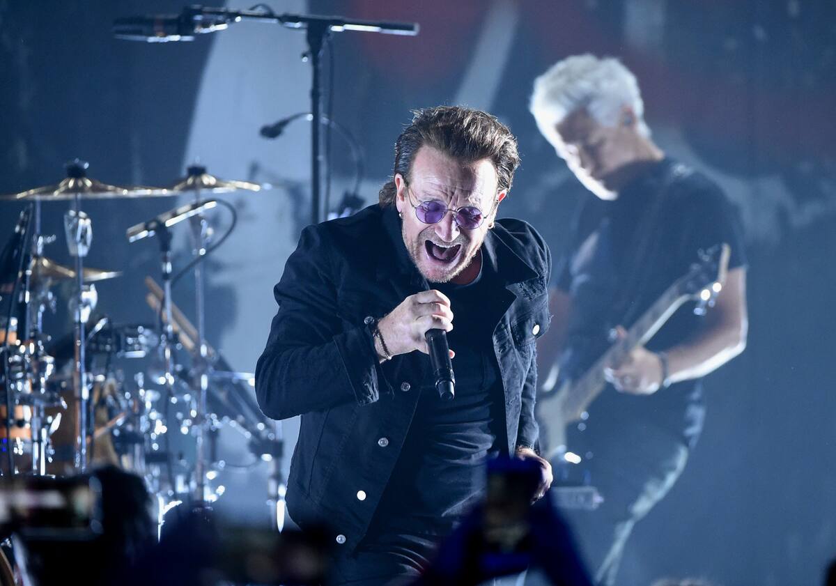 En esta foto del 11 de junio del 2018, Bono de U2 durante un concierto de la banda en el Teatro Apollo en Nueva York. (Foto por Evan Agostini/Invision/AP, Archivo)