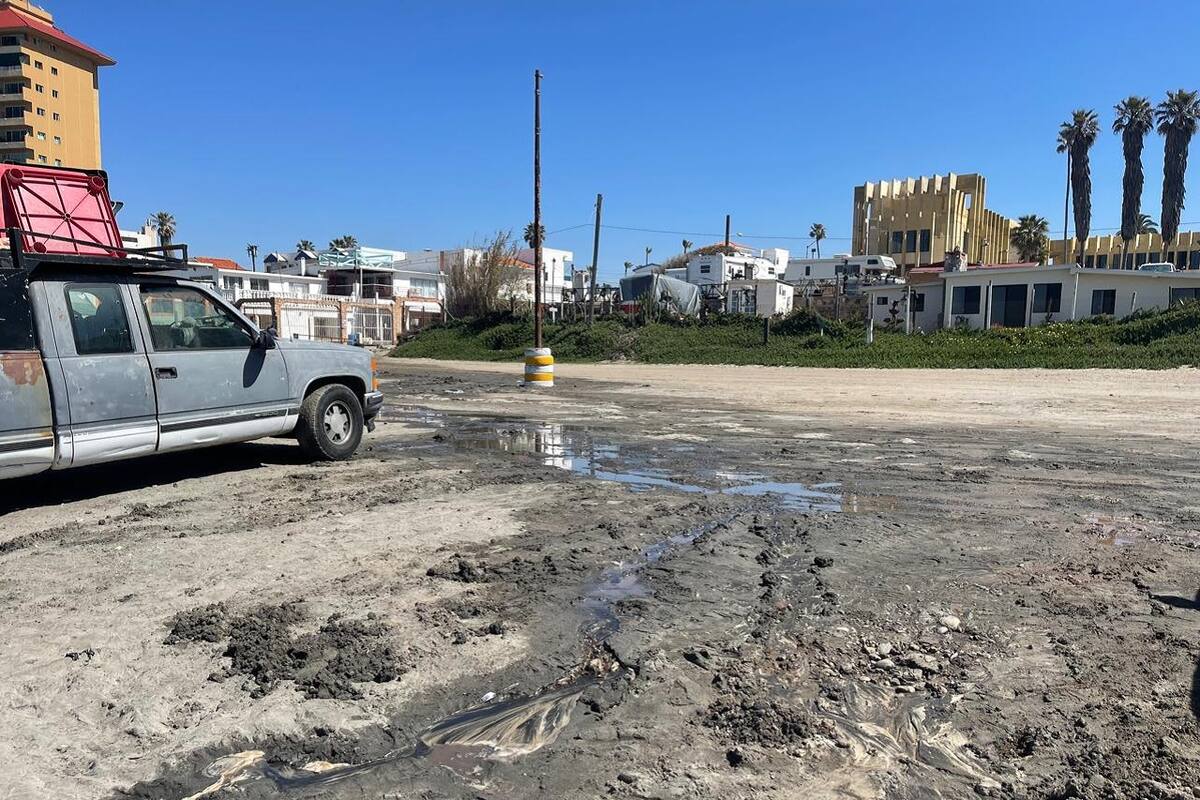Aguas negras de baño hechizo contaminan playa en Rosarito