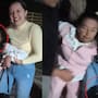 Se le pasaron las copas y nunca soltó la cartera: mujer de 80 años termina siendo cargada por sus familiares