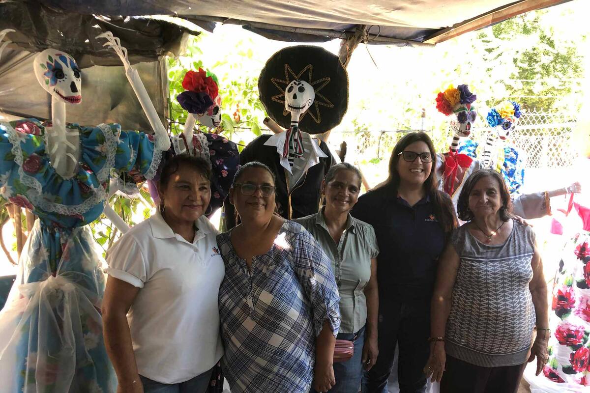 Realizan catrines y catrinas de tamaño real en Cócorit