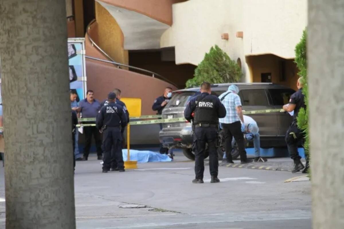 Hallan pistola y mil pastillas y fentanilo en escena del crimen en estacionamiento de hotel