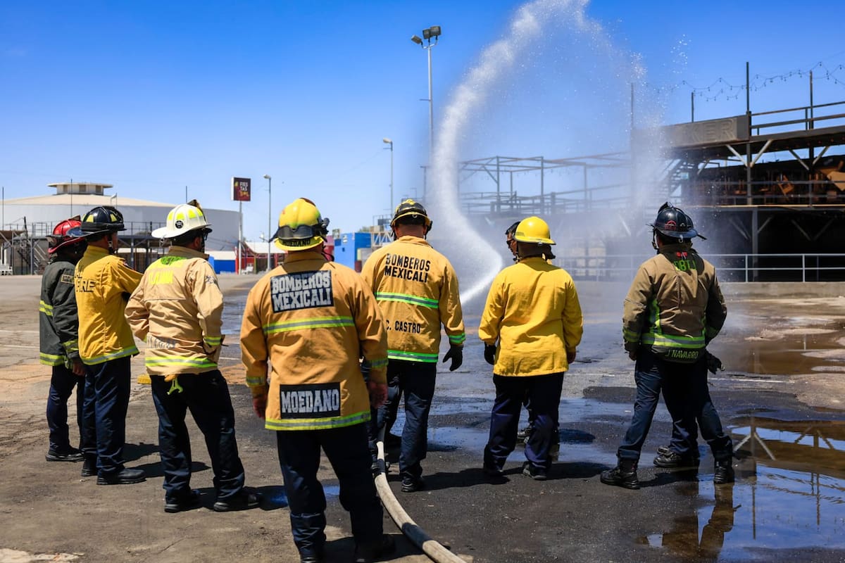 El calor no detiene a los bomberos: aproximadamente 100 voluntarios apoyan labores de emergencia sin afectaciones