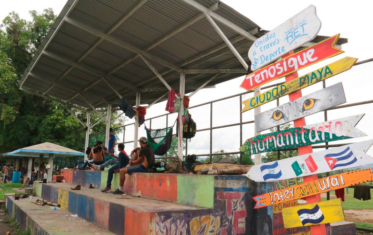 Migrantes acampan a las afueras de la casa refugio La 72 cerrada a causa de contagios por covid-19 hoy, en la ciudad de Tenosique, estado de Tabasco (México). EFE/Manuel López