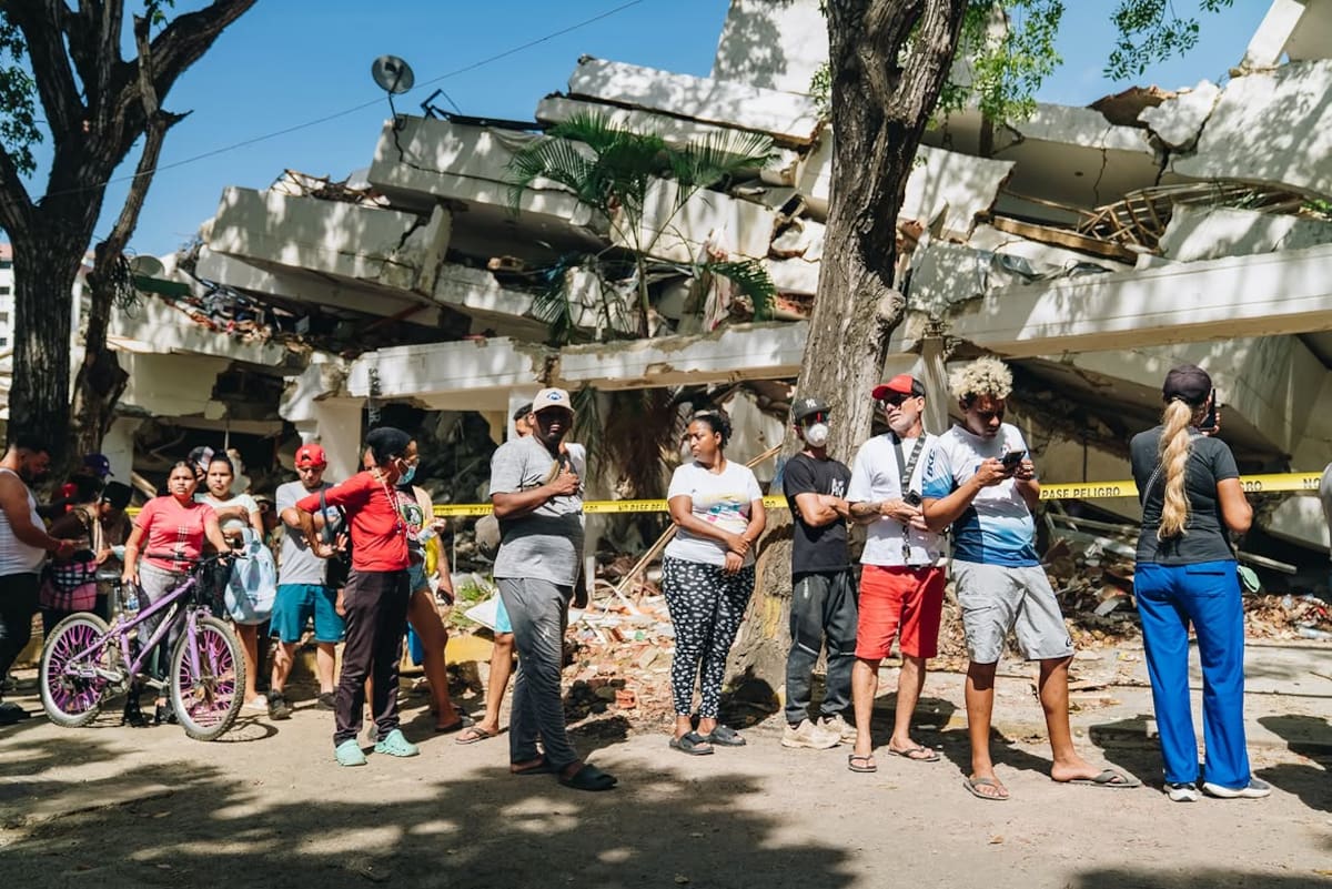 Familias de La Guaira reciben ayuda humanitaria tras los sismos del 24 de junio en Venezuela. | Foto: Global Empowerment Mission vía Instagram