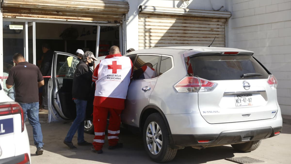 Adulta mayor pierde el control de su camioneta y se impacta contra tortillería en la colonia Álvaro Obregón, en Hermosillo
