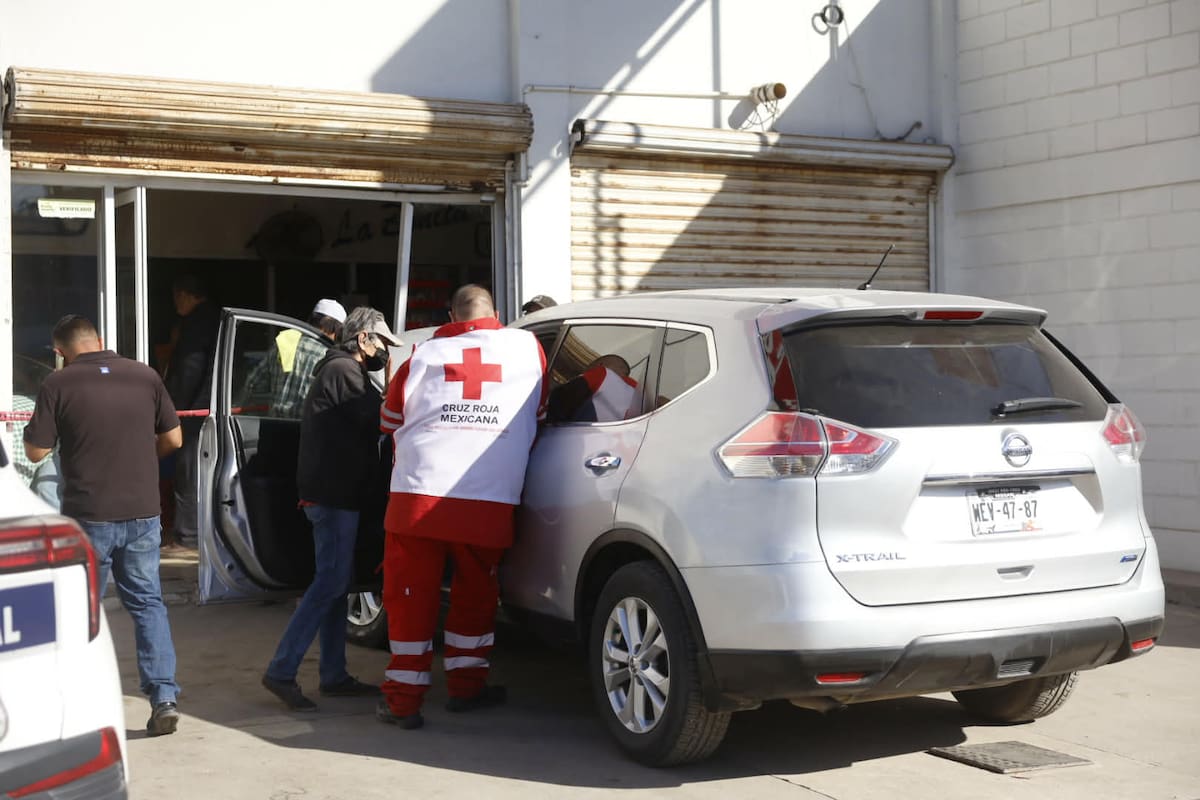 Adulta mayor pierde el control de su camioneta y se impacta contra tortillería en la colonia Álvaro Obregón, en Hermosillo