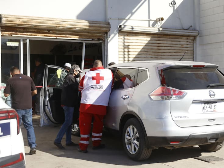 Adulta mayor pierde el control de su camioneta y se impacta contra tortillería en la colonia Álvaro Obregón, en Hermosillo