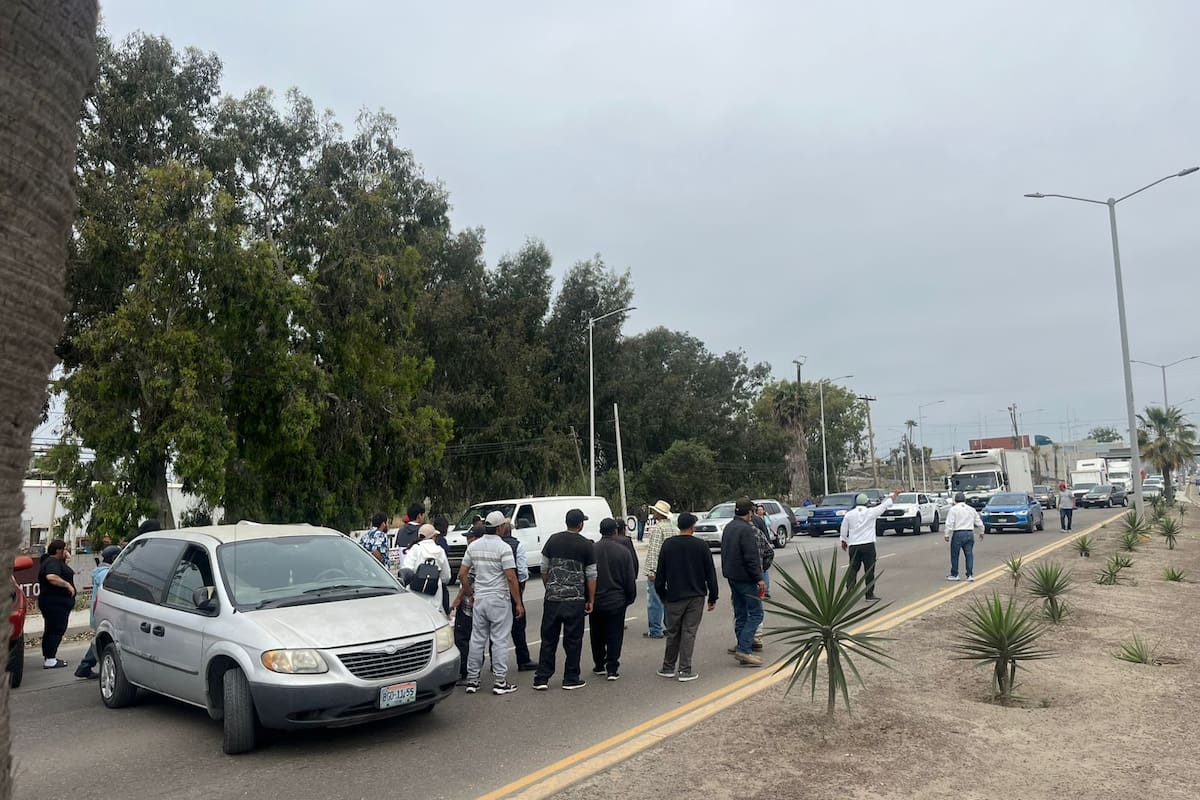 Pescadores de Ensenada bloquean carretera