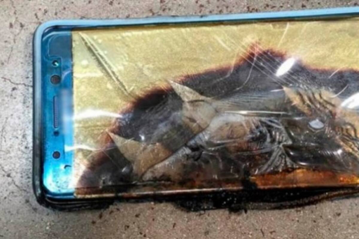 Sufre descarga eléctrica mientras jugaba con su celular