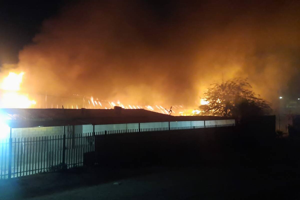 Arde almacén de muebles en Virreyes
