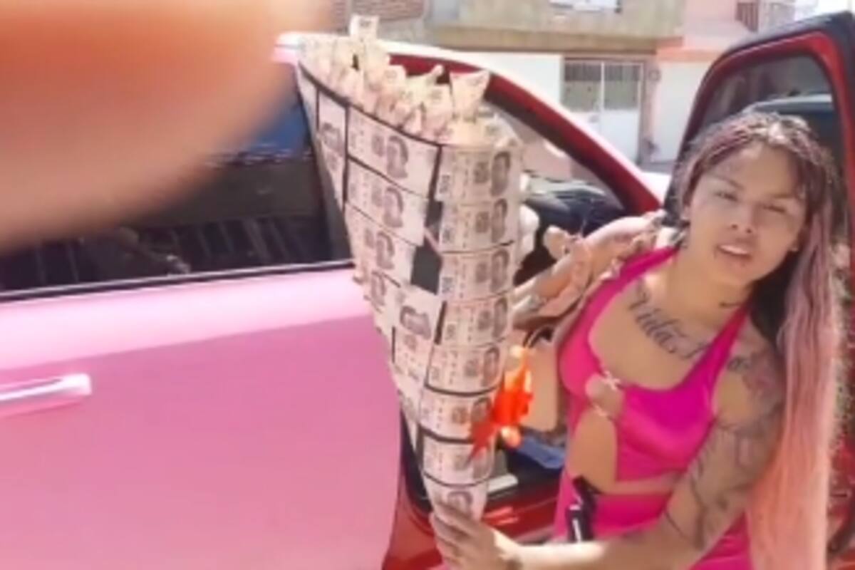Mona acompañada de Geros le regala a su padre un ramo de '50 mil pesos'