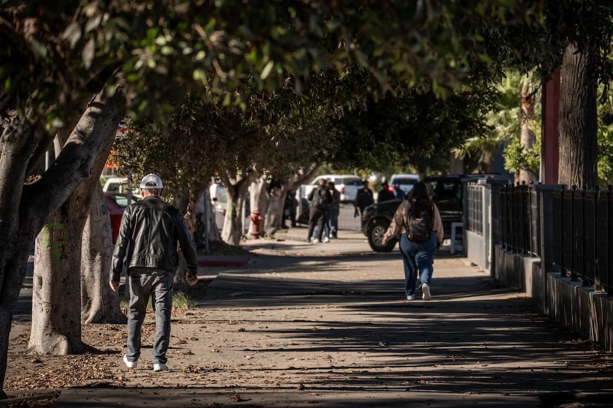 En la colonia El Valle, sobre la calle Paseo del Roble se quedaron sin servicio eléctrico luego de escuchar la explosión de un transformador. Foto: Border Zoom