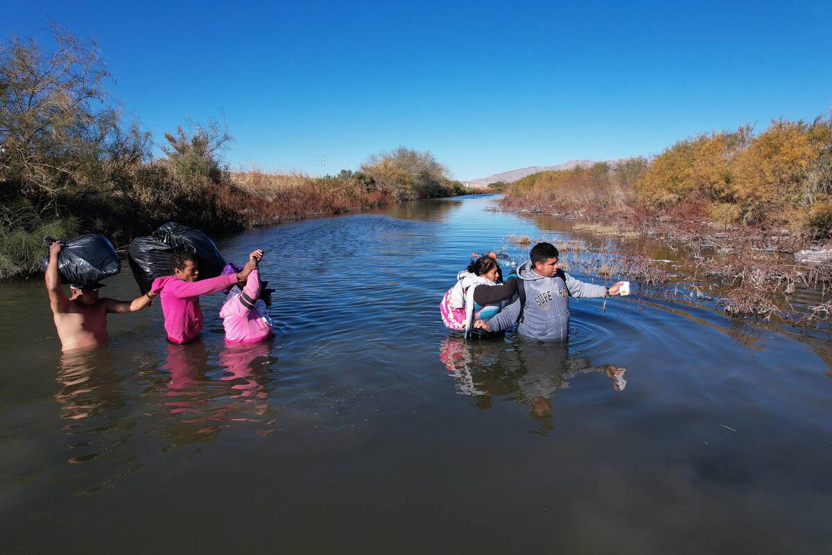 Una madre mexicana y sus cuatro hijos son rescatados con hipotermia tras pasar horas en río Bravo