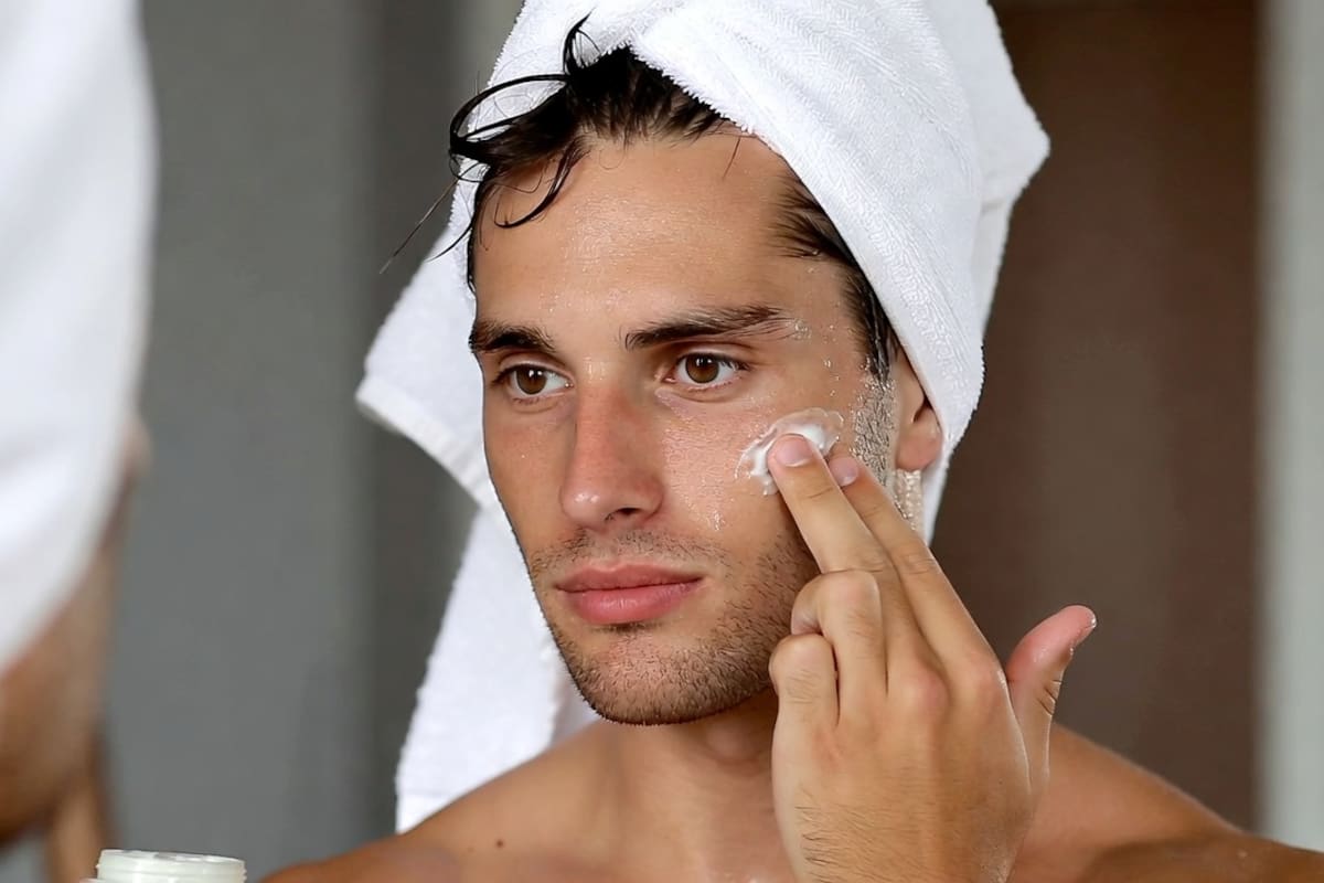 Hidratantes con protección solar: aliados diarios para el rostro masculino