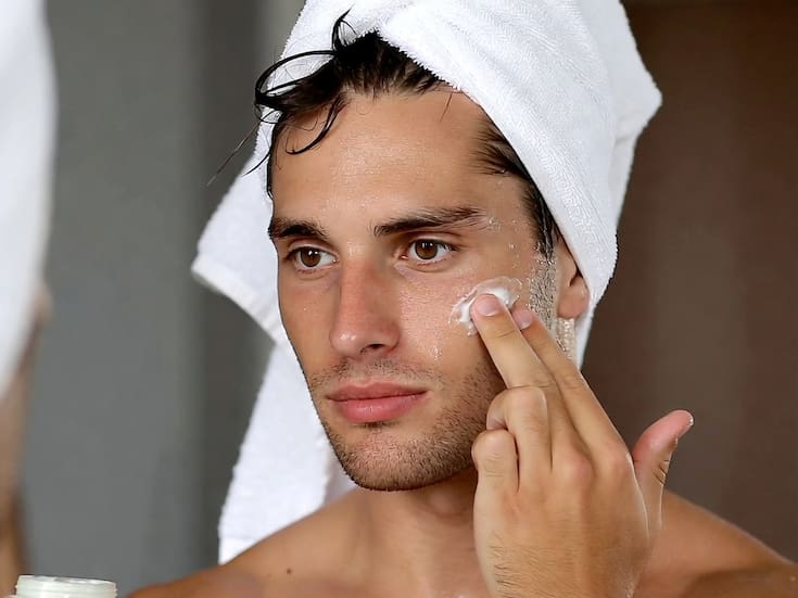 Hidratantes con protección solar: aliados diarios para el rostro masculino